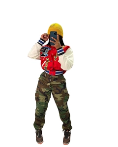 Détail du pantalon cargo camouflage avec grandes poches latérales et broderie patch