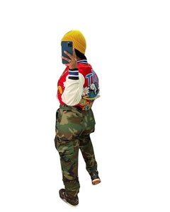 Détail du pantalon cargo avec imprimé camouflage et grandes poches de style urbain