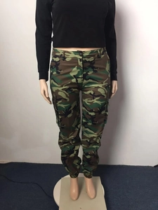 Vue détaillée du pantalon cargo camouflage avec poches latérales et bas élastiques