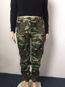 Détail d'un pantalon cargo camouflage pour femme avec poches latérales et chevilles élastiques