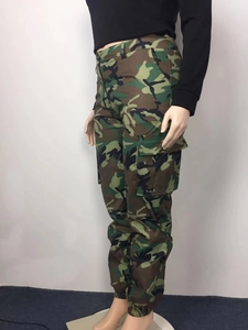 Détail du pantalon cargo camouflage pour femmes avec poches à rabat et ourlets élastiques