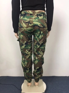 Vue détaillée du pantalon cargo camouflage pour femme avec poches à rabat et élastique