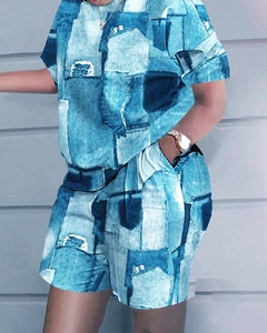 Dettaglio di un set due pezzi largo con stampa patchwork in denim blu stile vintage