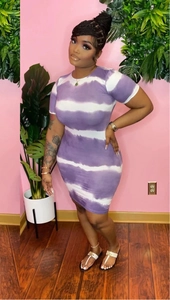 Nahaufnahme des lila-weißen Batik-Bodycon-Kleides mit elastischer, schmaler Passform
