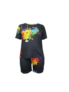 Dettaglio della stampa a schizzi colorati sul completo casual nero a due pezzi