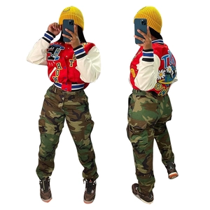 Tenue streetwear pour femmes avec veste baseball rouge et pantalon cargo camouflage