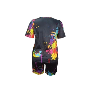 Completo da donna 2 pezzi con t-shirt nera a maniche corte e pantaloncini con spruzzi di colore