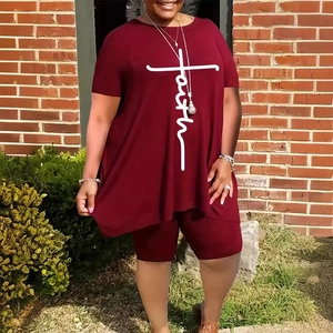 Set due pezzi taglie forti con t-shirt bordeaux stampa faith e pantaloncini ciclisti