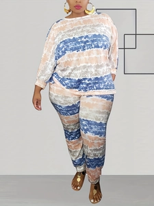 Dettaglio della tuta sportiva da donna taglie forti con strisce tie-dye blu e arancioni