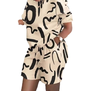 Completo casual due pezzi beige oversize con stampe graffiti astratte nere estive