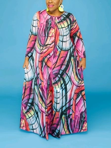 Detail eines Maxikleides in Übergröße mit lebhaftem abstrakten Batikdruck und A-Linien-Schnitt