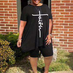 Completo donna 2 pezzi con t-shirt nera stampa croce Faith e pantaloncini da ciclista