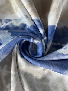 Dettaglio della stampa fluida astratta blu e bianca su tessuto a maglia di qualità