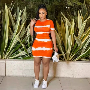 Eng anliegendes Mini-Kleid mit orange-weißen Tie-Dye-Streifen und kurzen Ärmeln
