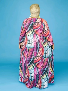 Detailansicht der Rückseite eines langärmeligen Maxikleides mit buntem Batik-Druck