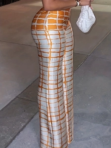 Détail du pantalon taille haute à jambes larges avec motif à carreaux marron et blanc