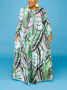 Detail eines Plus-Size Langarm-Maxikleides mit abstraktem Batikmuster und Seitentaschen