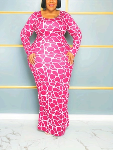 Damen Langarm Kleid in Übergröße mit rosa-weißem Giraffenmuster und figurbetonter Form