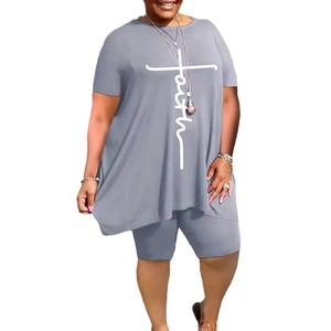 Completo grigio due pezzi da donna con maglietta stampa Faith e pantaloncini ciclisti