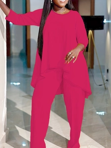 Vue détaillée d'un ensemble deux pièces magenta avec tunique longue et pantalon assorti