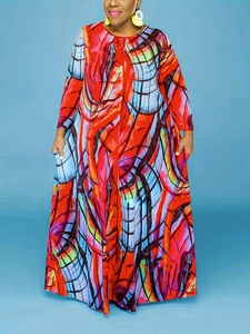 Detailansicht eines Damen-Maxikleids mit langen Ärmeln und buntem abstrakten Kunstdruck