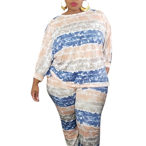Set casual taglie forti da donna con maglia a maniche lunghe e pantaloni a righe tie-dye