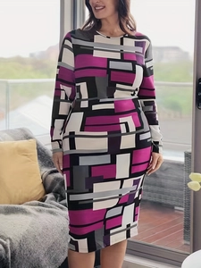 Dettaglio vestito attillato a maniche lunghe con motivi geometrici astratti viola audaci