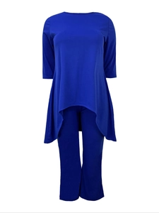Détail de l'ensemble deux pièces bleu roi avec haut à ourlet asymétrique et pantalon