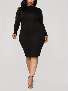 Détail de robe midi grande taille noire à manches longues avec col montant et coupe ajustée