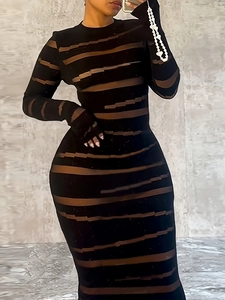 Détail de rayures horizontales transparentes sur une robe longue noire moulante