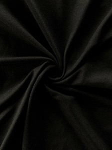 Gros plan sur le tissu en maille noire montrant la texture douce et les détails fins