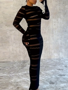 Détail des empiècement en mesh transparent sur une robe longue moulante noire à manches longues