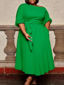 Dettaglio del vestito taglie forti verde brillante con scollo a barchetta e tasche laterali