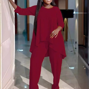 Ensemble femme bordeaux deux pièces avec haut à manches longues et ourlet asymétrique