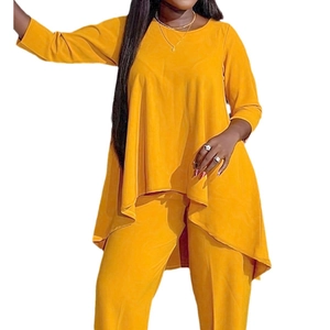 Ensemble chic deux pièces avec haut asymétrique et pantalon en couleur jaune moutarde