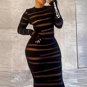 Robe moulante noire sexy à manches longues avec rayures en maille transparente et coupe midi