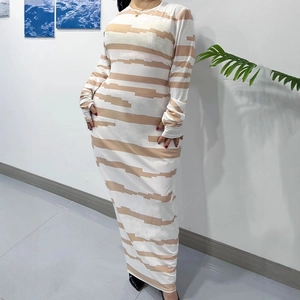 Robe longue sexy à manches longues et col rond avec motif zigzag beige et passe-pouce