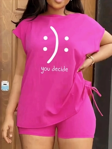 Ensemble décontracté deux pièces rose avec t-shirt à cordon et short ajusté