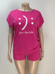 Détail de l'ensemble de détente rose avec imprimé visage créatif et slogan you decide