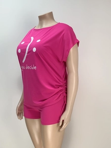 Détail d'un ensemble deux pièces fuchsia avec t-shirt à cordon et short assorti