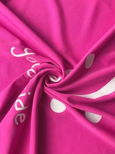 Ensemble décontracté grande taille rose avec pois blancs et imprimé lettres artistiques