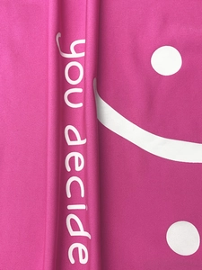 Ensemble tricoté rose avec texte blanc you decide et imprimé visage souriant épuré