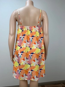Detailaufnahme des Tropenmusters auf einem lockerem Sommerkleid mit verstellbaren Trägern