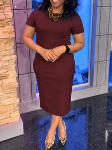Fashionable wine red short-sleeve midi dress with slimming vertical seams and bodycon fit