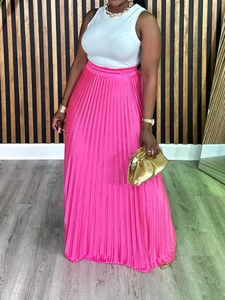 Set da donna con top bianco senza maniche e gonna lunga a pieghe a vita alta rosa acceso