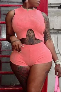 Détail d'un ensemble deux pièces en maille rose avec haut licou et short taille haute