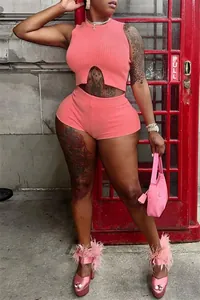 Détail d'un ensemble deux pièces en maille côtelée rose avec haut court et short moulant