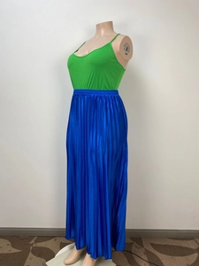 Dettaglio della gonna lunga plissettata in raso blu con design a vita alta