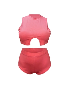 Détail de l'ensemble deux pièces en maille côtelée rose avec débardeur court et short