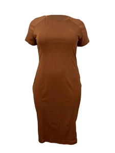 Detail view of the brown short-sleeve slim fit dress with round neck and knitted texture